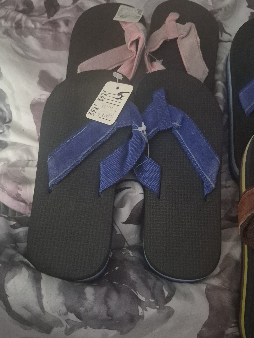 Women’s Assorted Flip Flop Sandals 6 PAIR $10